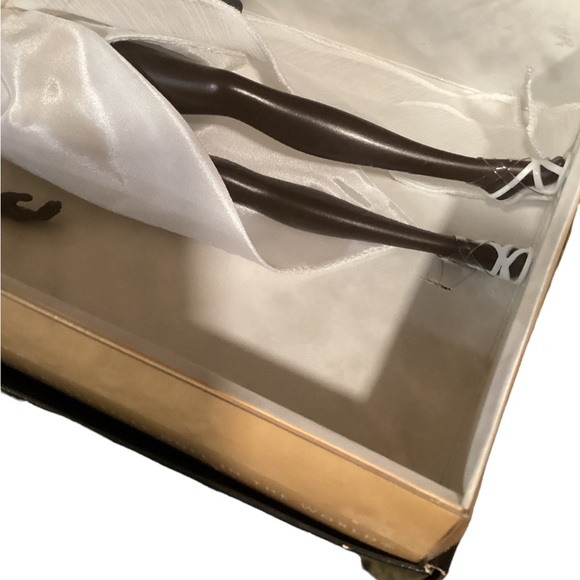 Barbie Nichelle Urban Hipster Doll, Gold Label- NIB - Picture 8 of 11